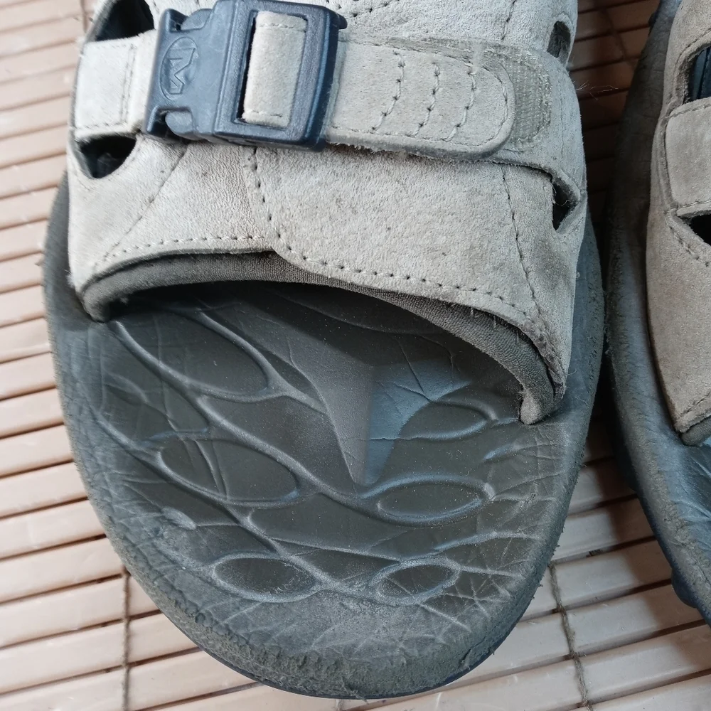 Merrell men's sz 12 brown leather Vlcrow hook & loop close hiking sandals. 39pm